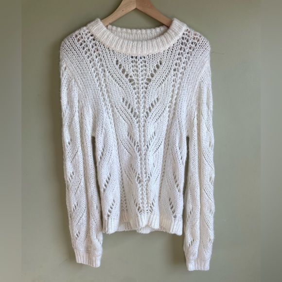 Abercrombie & Fitch Sweaters - Abercrombie & Fitch Cream Pullover Sweater